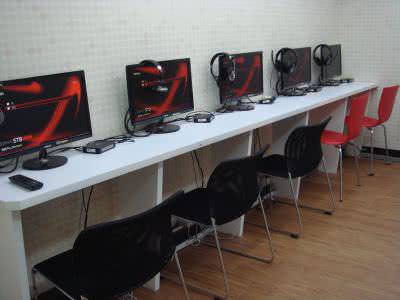 现代化的补习班布署大量STB® 4K 上课机